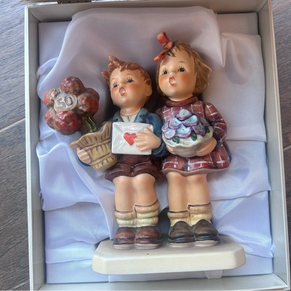 HUMMEL Goebel 50 Yr Jubilee The Love Lives On. Original Box. - Picture 6 of 8